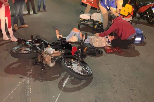 Imagem referente a notícia: Jovem de 25 anos sofre fratura na perna direita após colisão de trânsito na Av. Rocha Pombo