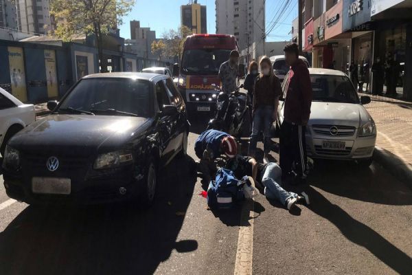 Imagem referente a notícia: Jovem fica ferido após colisão de trânsito na Rua Paraná