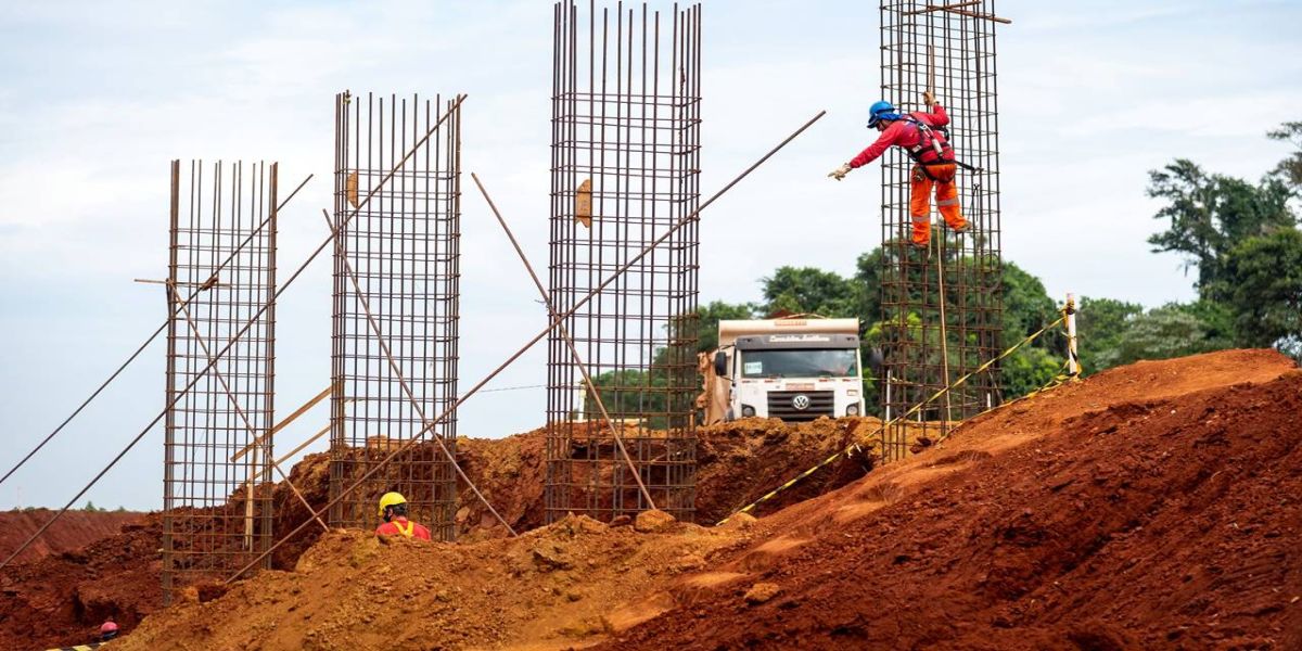 Obras da Perimetral Leste abrem vagas para operadores de retroescavadeira e escavadeira hidráulica