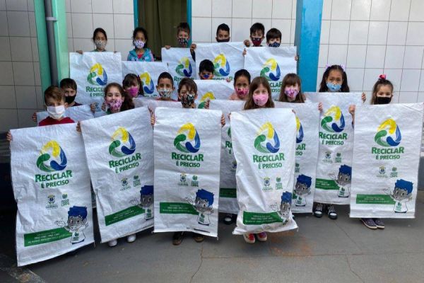 Meio Ambiente leva orientações do Programa Reciclar é Preciso nas escolas