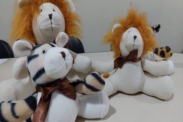 Artesãos confeccionam pelúcias em homenagem ao Leão "Gaúcho"
