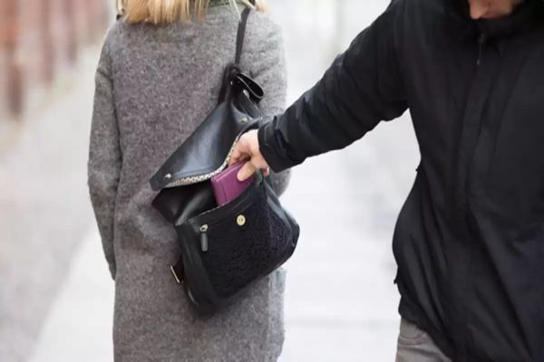 Idosa tem celular furtado e vários documentos levados dentro de ônibus do transporte coletivo