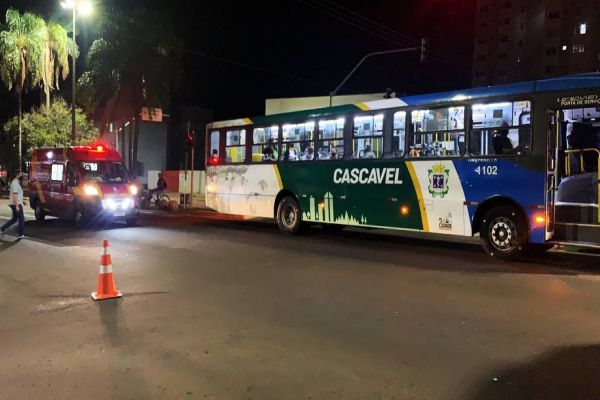 Imagem referente a notícia: Colisão entre ônibus e motocicleta é registrada na Avenida Barão do Rio Branco em Cascavel