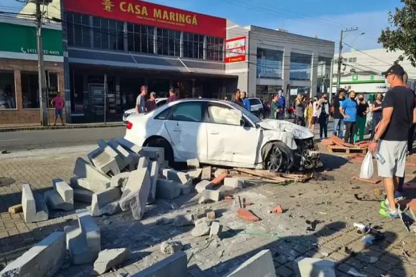 Adolescente de 17 anos dirige carro de luxo, se envolve em acidente e provoca estragos no Paraná