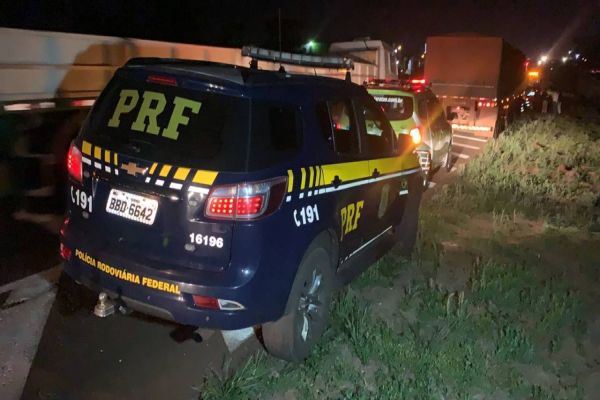 Imagem referente a notícia: Colisão traseira entre caminhões é registrada na BR-277 em Cascavel