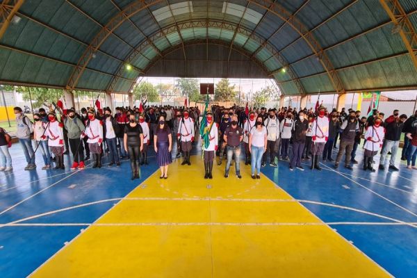 Imagem referente a notícia: Alunos do Colégio Estadual Militar Santos Dumont realiza atividades em alusão a Semana da Pátria