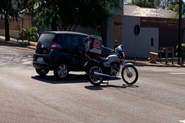 Imagem referente a notícia: Motociclista fica ferido em colisão de trânsito na Rua Salgado Filho em Cascavel