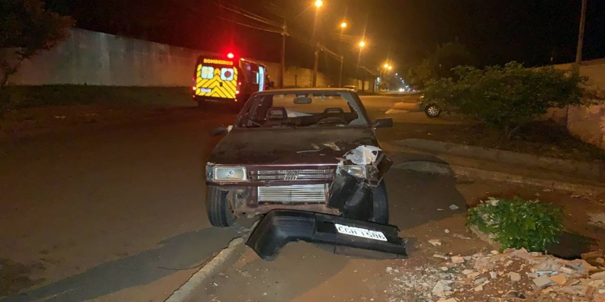 Homem fica ferido após veículo colidir contra poste no Bairro Brasmadeira