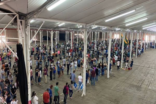 Imagem referente a notícia: Virada da Independência: Galera jovem atende ao chamado e mais duas doses são aplicadas