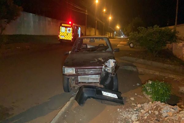 Imagem referente a notícia: Homem fica ferido após veículo colidir contra poste no Bairro Brasmadeira