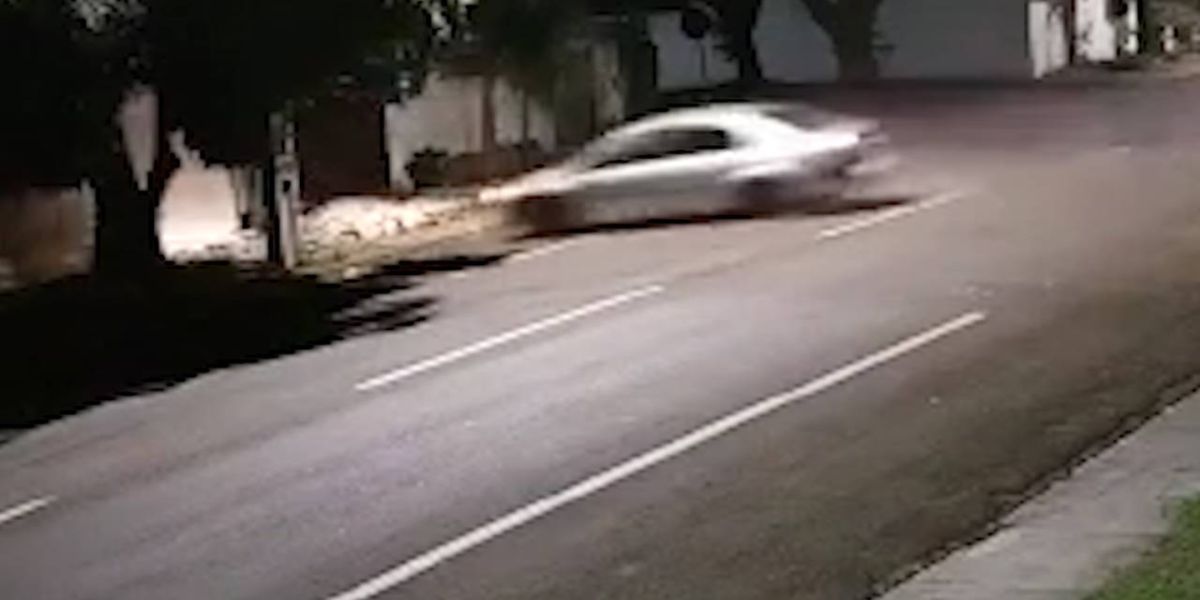 Câmera de segurança registra colisão em portão de residência na região central de Cascavel
