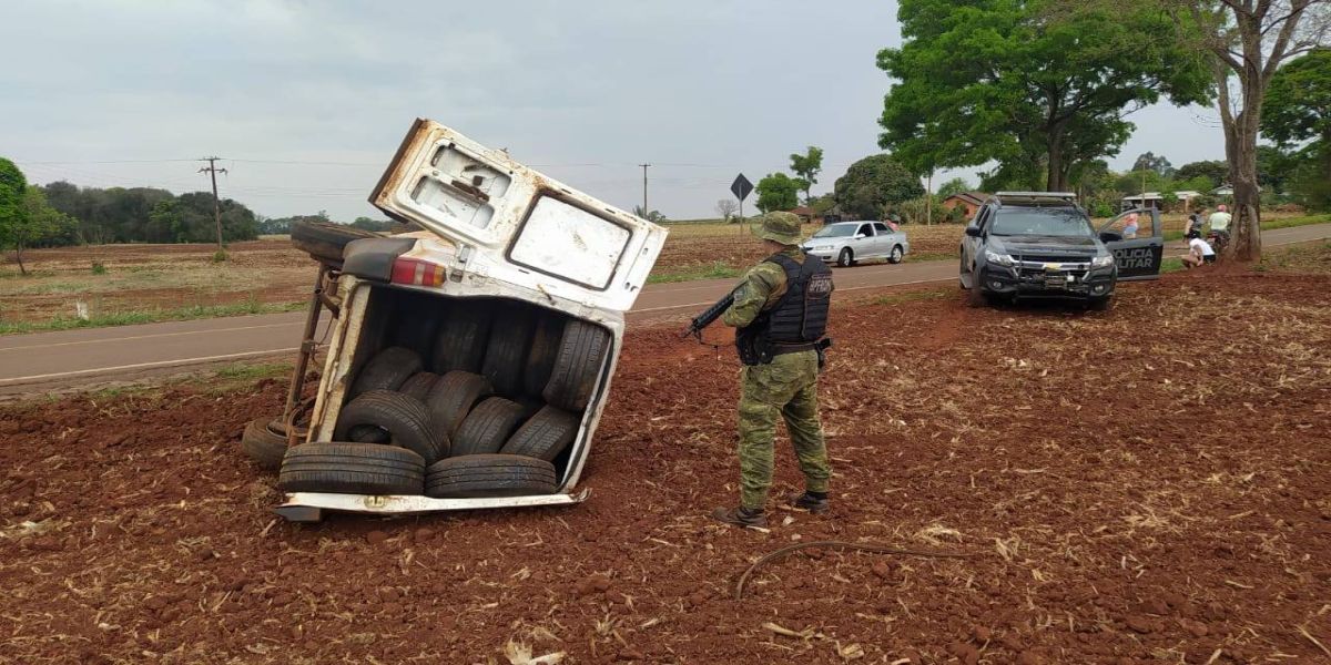 BPFRON apreende pneus contrabandeados após capotamento em Pato Bragado