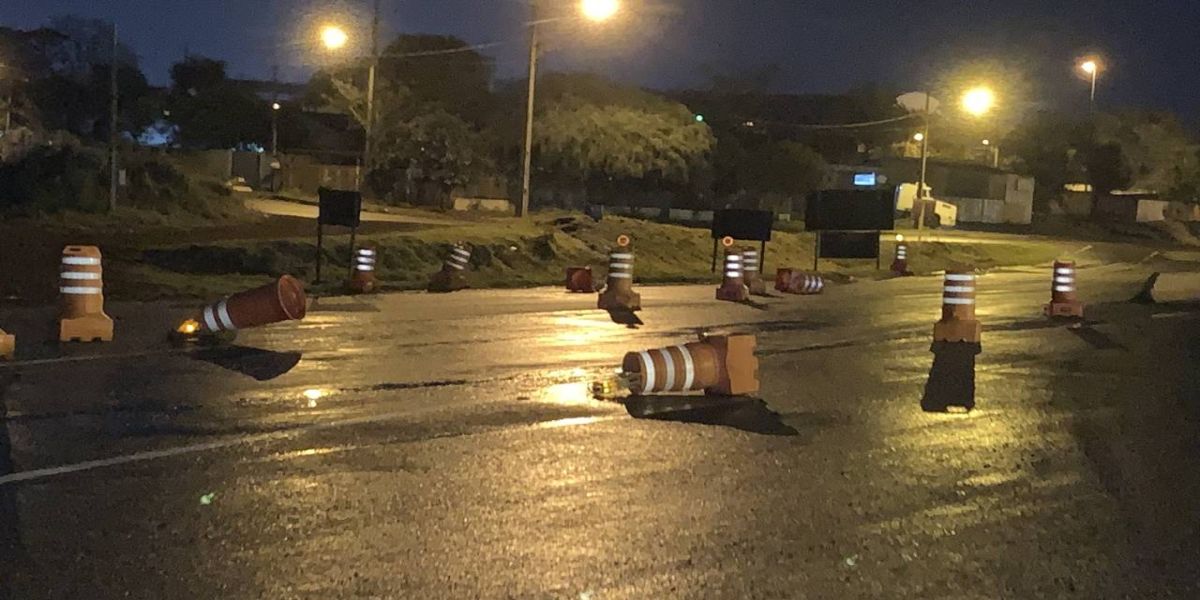 Carro derruba cones de sinalização da PRc-467 no Trevo Cataratas