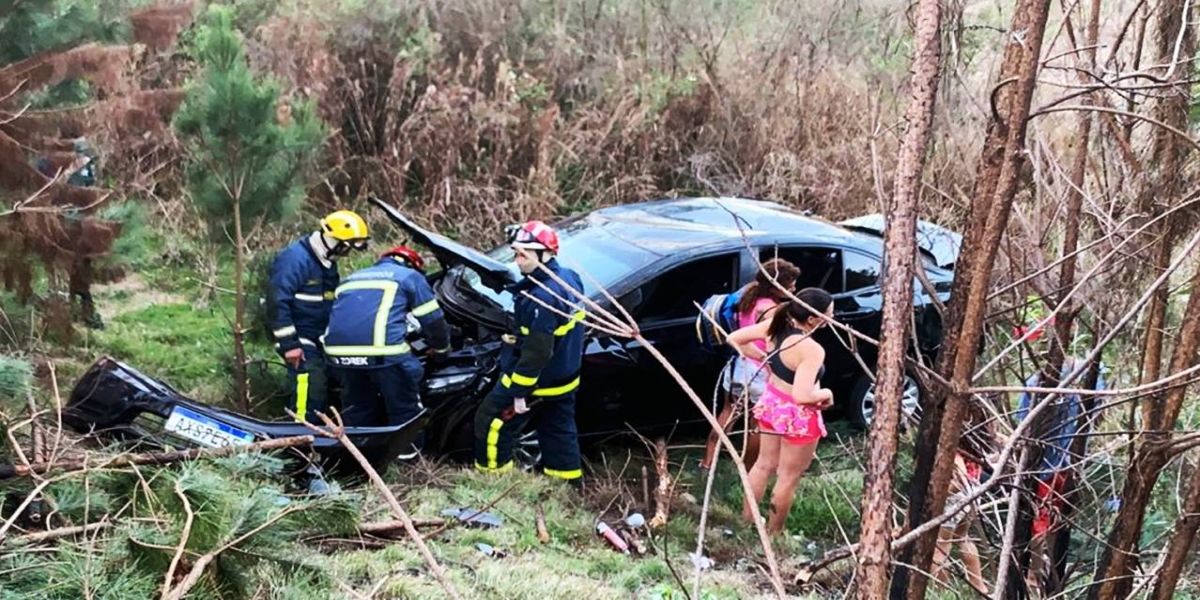 Carro cai em barranco após capotamento no Loteamento Riviera