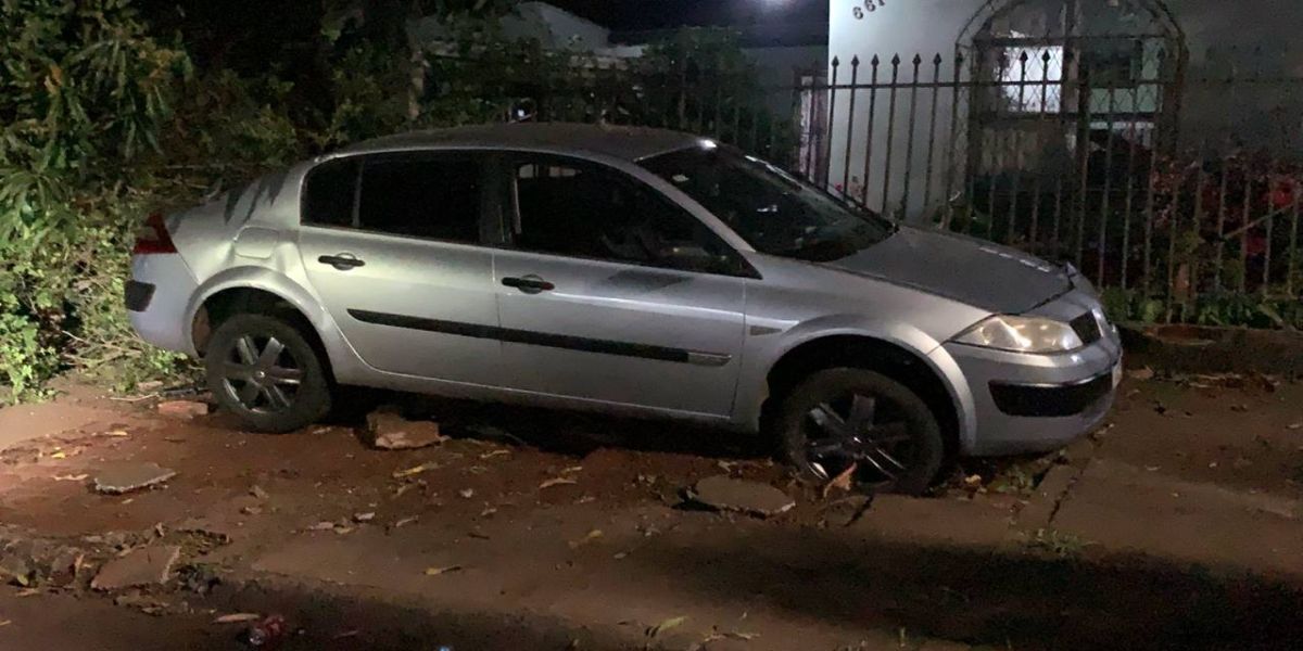 Jovem perde controle da direção e colide em portão de residência na Rua Marechal Candido Rondon