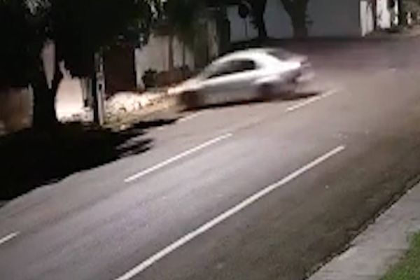Imagem referente a notícia: Câmera de segurança registra colisão em portão de residência na região central de Cascavel