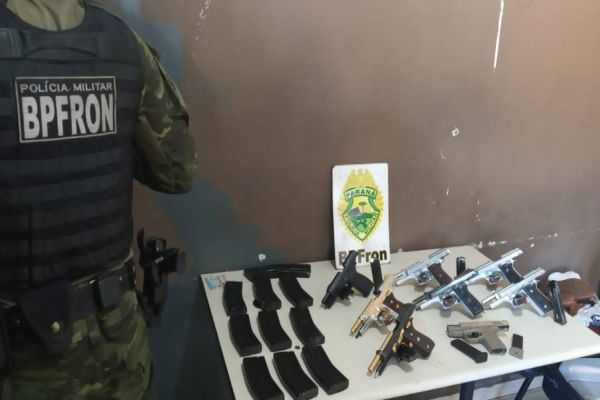 Imagem referente a notícia: BPFRON apreende duas mulheres paraguaias com armas banhadas a ouro e carregadores de fuzil