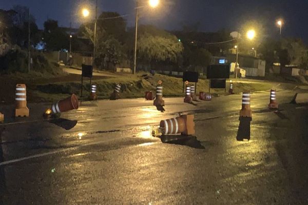 Carro derruba cones de sinalização da PRc-467 no Trevo Cataratas