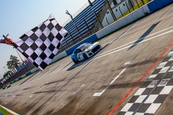 Julio Campos dá show em Curitiba e vence a Corrida 1 da GT Sprint Race