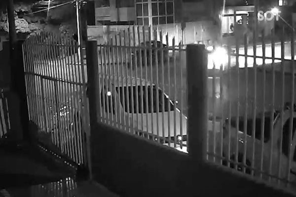 Imagem referente a notícia: Câmera de segurança registra forte colisão de transito na Rua João de Mattos