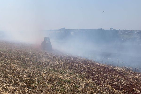 Imagem referente a notícia: Incêndio de grandes proporções destrói palhada de milho no Bairro Brasmadeira
