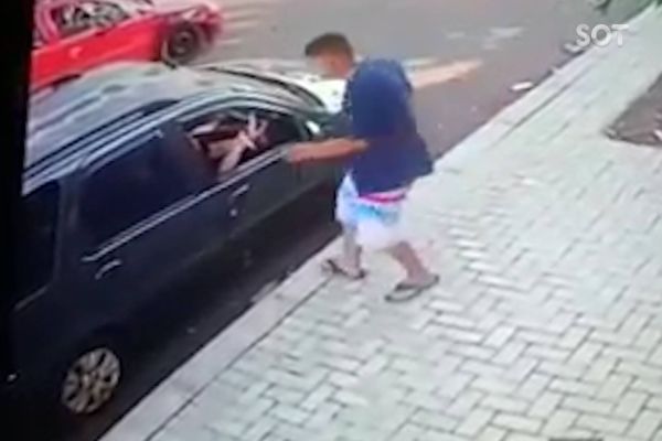 Imagem referente a notícia: Câmera de segurança registra o homicídio de Alex Nunes de Carvalho no Parque dos Ipês