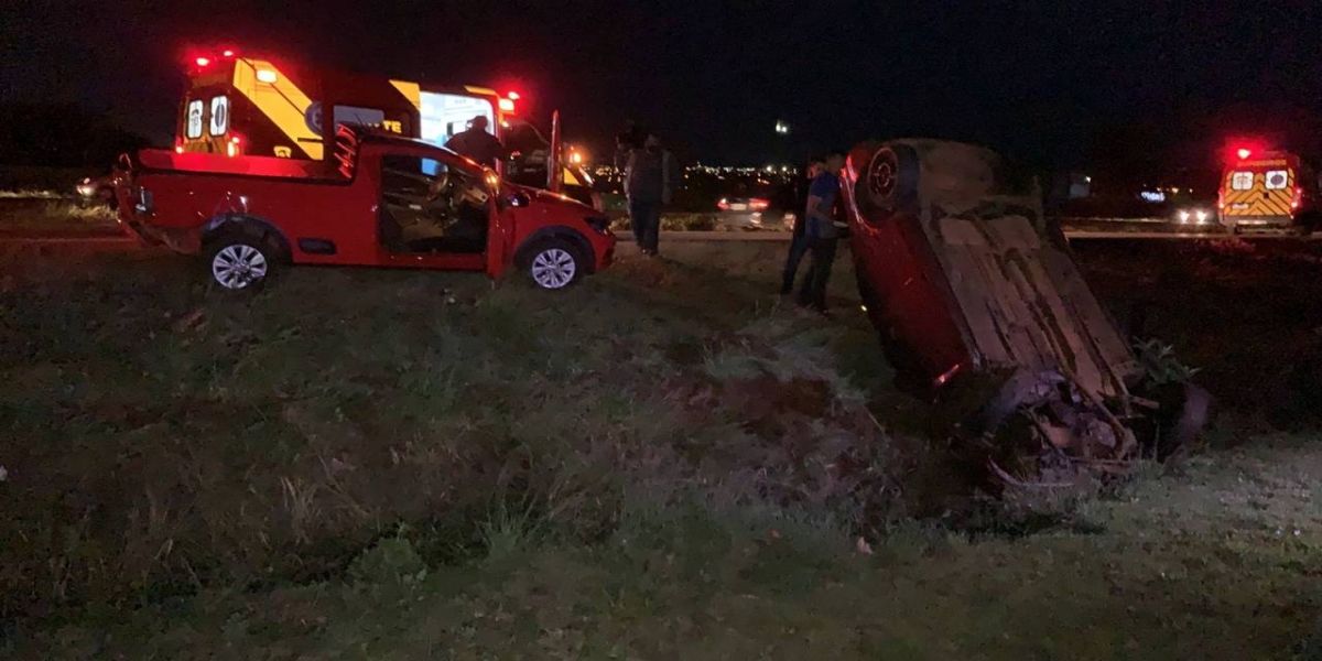 Duas pessoas ficam feridas em colisão seguida de capotamento na BR-467 em Cascavel