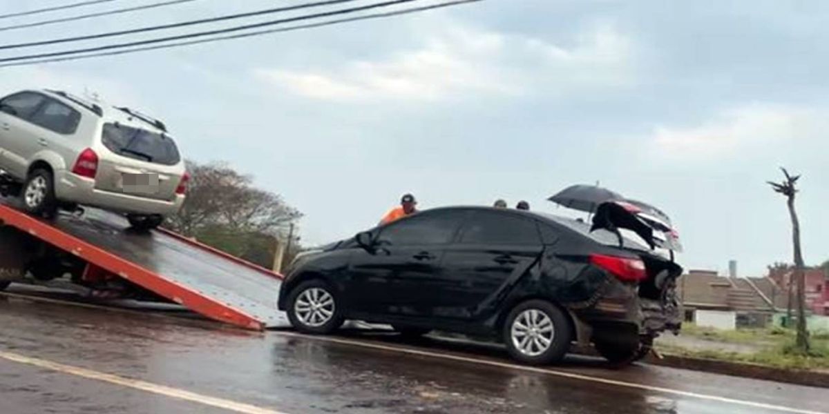 Colisão traseira é registrada na Avenida Tancredo Neves em Cascavel