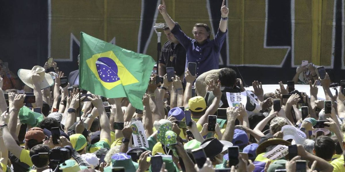 Presidente Bolsonaro participa de manifestação pró-governo em Brasília