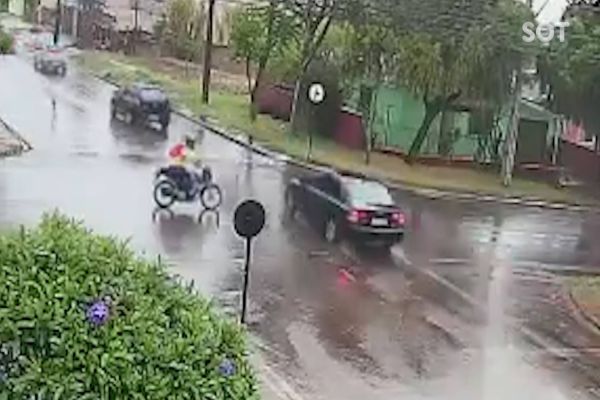 Imagem referente a notícia: Câmera de Segurança flagra forte colisão entre carro e moto no Bairro Coqueiral