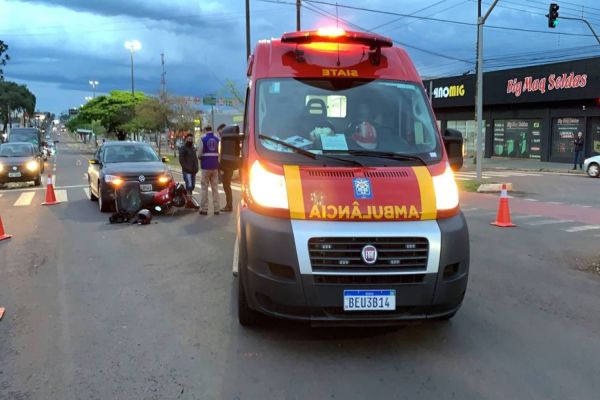 Imagem referente a notícia: Motociclista sofre fratura de tíbia após forte colisão de trânsito na Avenida Barão do Rio Branco
