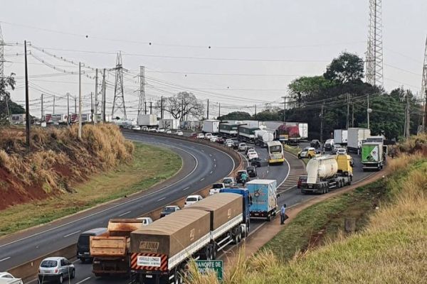 Imagem referente a notícia: Caminhoneiros bloqueiam trechos da BR 277 e rodovias estaduais no Paraná