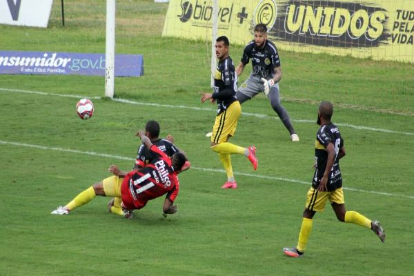 FC Cascavel vence Athletico de virada e está na final do Paranaense 2021
