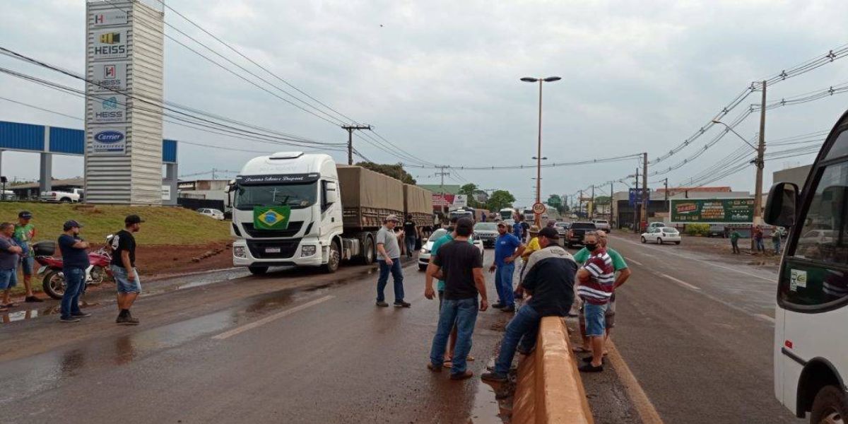 Caminhoneiros fecham acesso a Toledo, saiba quais veículos estão passando