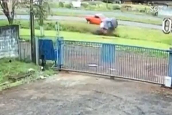 Imagem referente a notícia: Câmera de segurança registra colisão seguida de capotamento na BR-467 em Cascavel