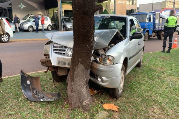 Duas pessoas ficaram feridas após Gol colidir contra árvore na Avenida Rocha Pombo