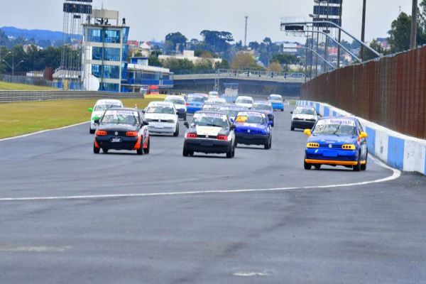 Paralisação dos caminhoneiros adia prova de automobilismo no Paraná