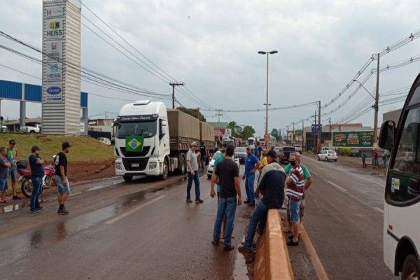 Caminhoneiros fecham acesso a Toledo, saiba quais veículos estão passando