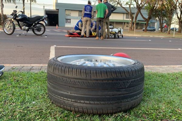 Imagem referente a notícia: Roda de automóvel escapa, atravessa a Avenida Brasil e atinge fortemente motociclista