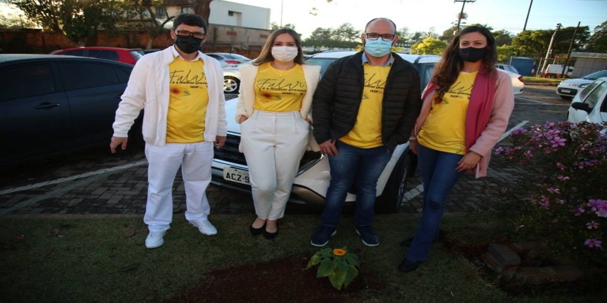 Setembro Amarelo: girassóis colorem estacionamento do Huop no Dia de Prevenção ao Suicídio