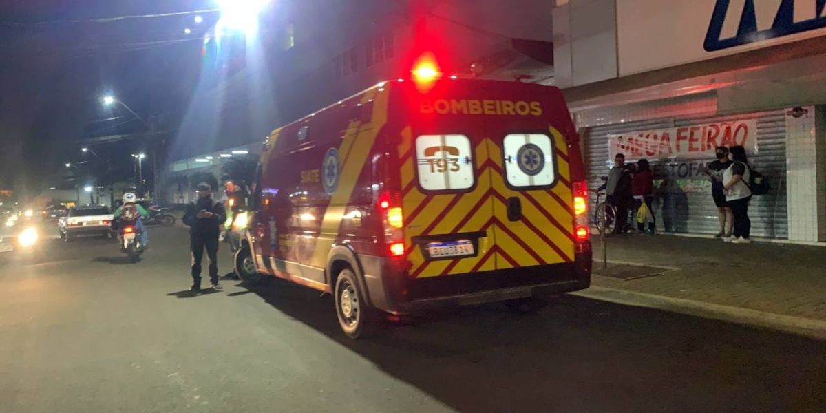 Duas mulheres ficaram feridas após colisão auto anteparo na Avenida Papagaios
