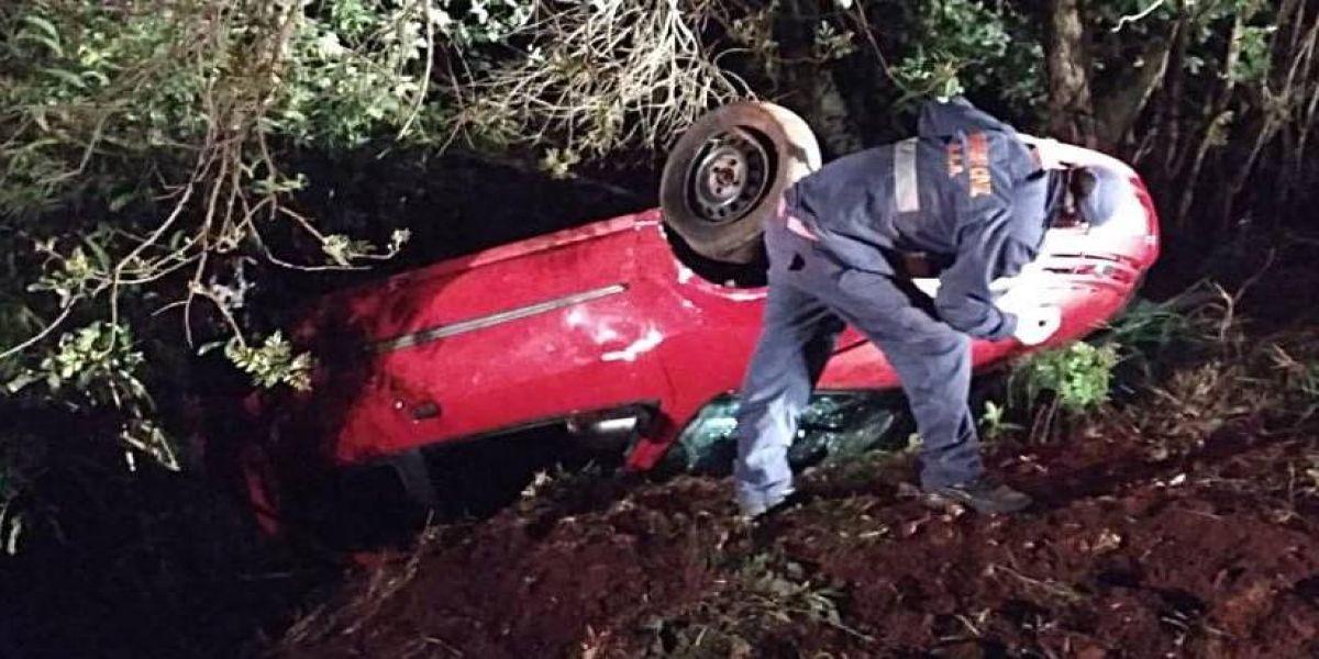 Três pessoas ficam feridas em saída de pista na BR-163 no Sudoeste