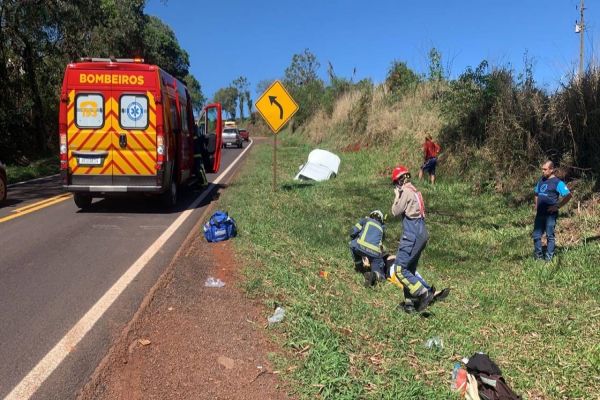 Imagem referente a notícia: Duas mulheres ficaram feridas após capotamento na PR-180 em Cascavel