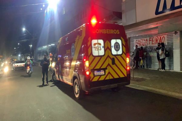 Imagem referente a notícia: Duas mulheres ficaram feridas após colisão auto anteparo na Avenida Papagaios