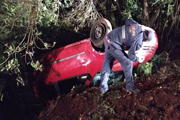 Imagem referente a notícia: Três pessoas ficam feridas em saída de pista na BR-163 no Sudoeste