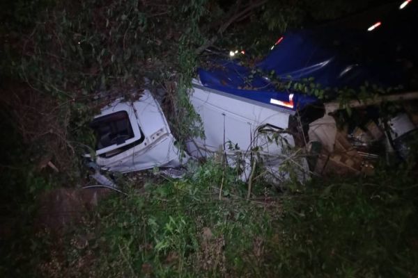 Homem morre após perder freio de caminhão e capotar na "curva do boi" na PR-484