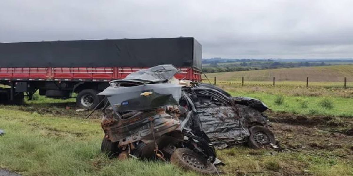 Duas pessoas morrem em batida de frente entre carro e caminhão na BR-277