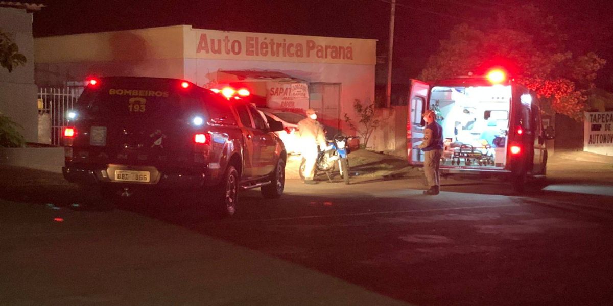 Focus invade empresa após colisão com moto na Rua Jacarezinho