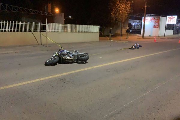 Imagem referente a notícia: Motociclista morre após forte colisão de trânsito na Rua Rio da Paz; Carro fogem sem prestar socorro