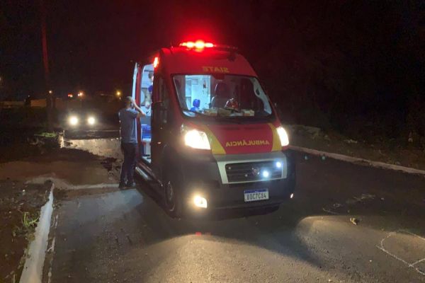 Imagem referente a notícia: Sem iluminação na via, motociclistas ficam ferido após raparem morro de pedras e sofrem queda